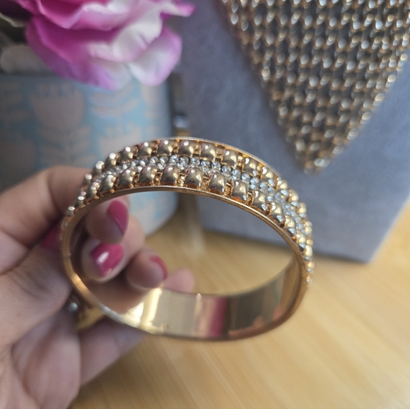 Gold Jewelry Set in V-Shape with Multiple Connected Layers - Picture 4 of 6